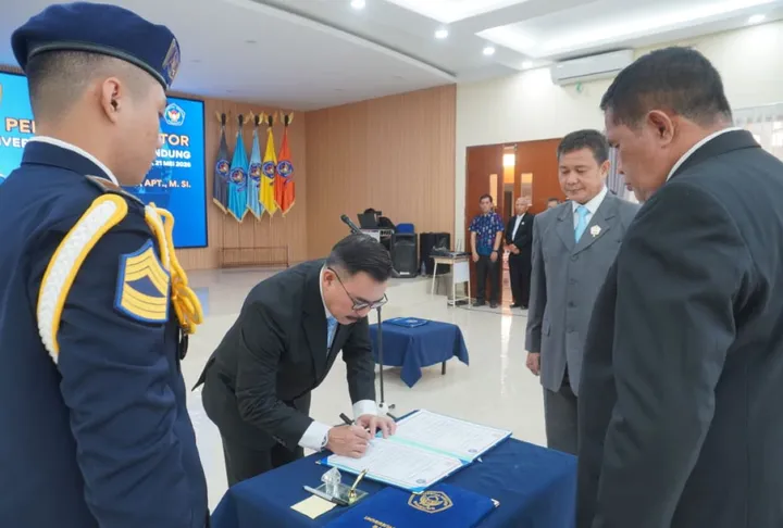 Ketum Pengurus Yayasan Adi Upaya Marsekal Muda TNI (Purn) Dr. Jemi Trisonjaya, dan Rektor Universitas Nurtanio Bandung (Unnur) Marsekal Pertama TNI (Purn) Dr. Drs. Yuli Subiakto, Apt, M.Si., saat menandatangani Pakta Integritas dan Berita Acara Pelantikan Rektor Unnur di Aula Kampus I, Kamis (21/5). /Media Pakuan / Tenang Safari/Dok. Drs. Ernes Dj. Fambrene, M. Ha Sumber Artikel berjudul " Ketua Umum Pengurus Yasau Dr. Jemi Trisonjaya Lantik Yuli Subiakto sebagai Rektor Universitas Nurtanio Bandung ", selengkapnya dengan link: https://mediapakuan.pikiran-rakyat.com/jawa-barat/pr-6310222890/ketua-umum-pengurus-yasau-dr-jemi-trisonjaya-lantik-yuli-subiakto-sebagai-rektor-universitas-nurtanio-bandung