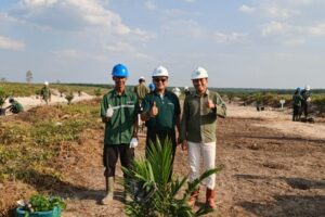 Kunjungan Pengurus Yasau ke PT. Astra Agro Lestari dan Melakukan Penanaman Sawit (KETUA I) Kunjungan Pengurus Yasau ke PT. Astra Agro Lestari dan Melakukan Penanaman Sawit (KETUA I)